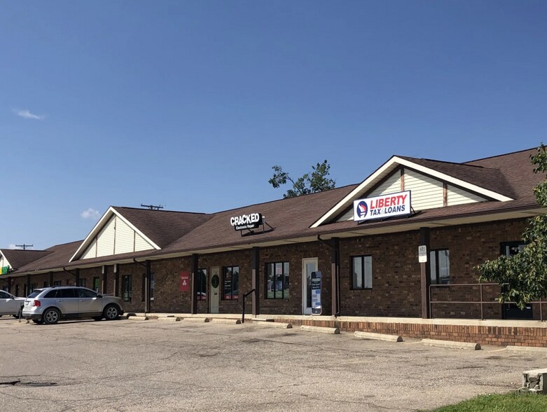 814 S Main St, Lapeer, MI à louer - Photo de l’immeuble – Image 3 sur 15