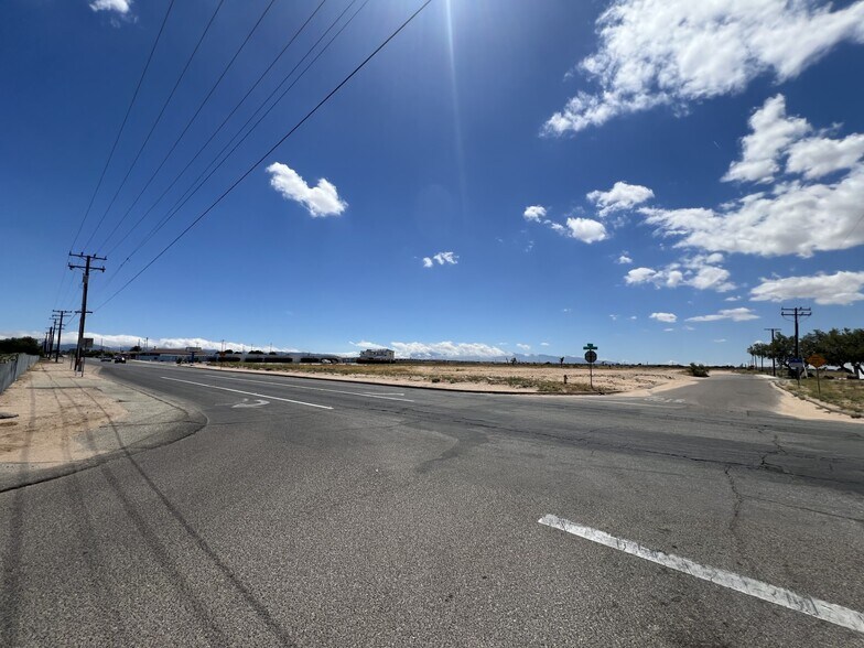 I Ave, Hesperia, CA à vendre - Photo de l’immeuble – Image 1 sur 8