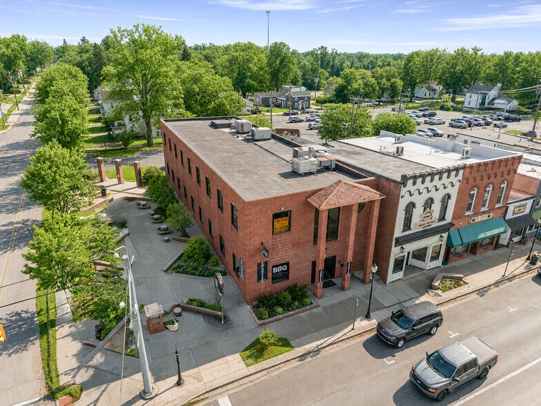107 S Main St, Almont, MI à vendre - Photo de l’immeuble – Image 1 sur 57