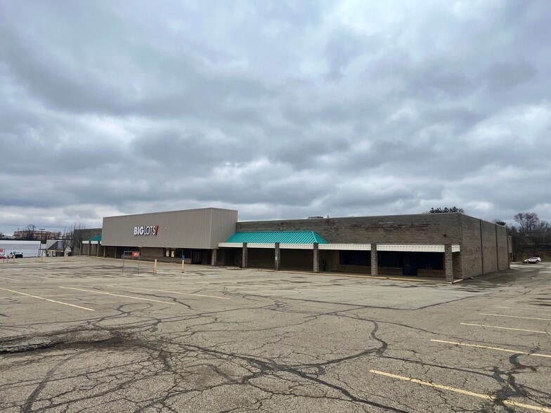 7005 Clairton Rd, West Mifflin, PA à louer - Photo de l’immeuble – Image 2 sur 4