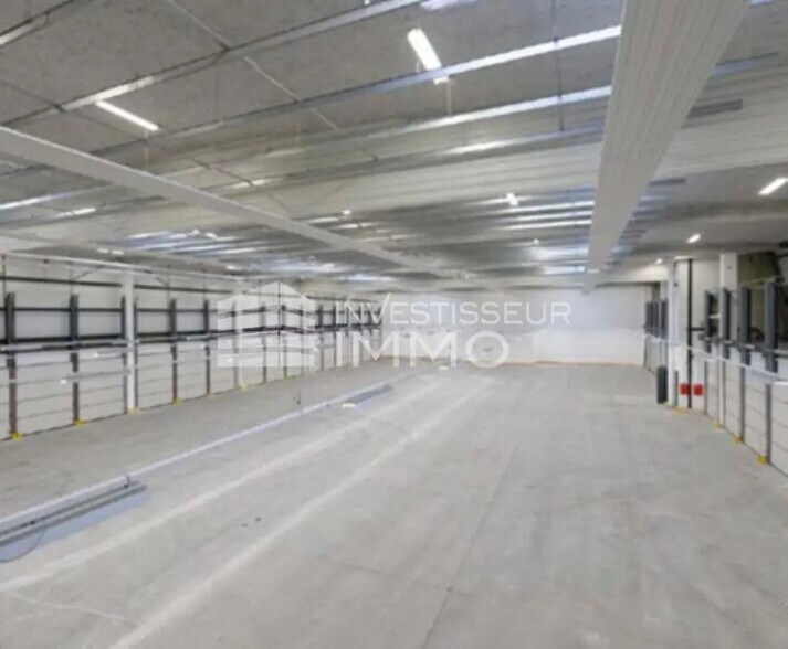 Local d’activités dans Le Blanc-Mesnil à louer - Photo de l’immeuble – Image 1 sur 4