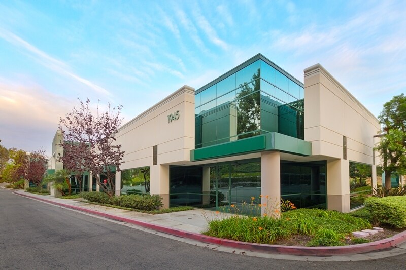1945 Avenida Del Oro, Oceanside, CA à louer - Photo de l’immeuble – Image 2 sur 8