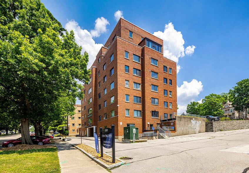 2330 Victory Pky, Cincinnati, OH à louer - Photo principale – Image 1 sur 23