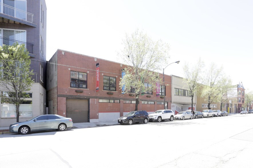2643 W Chicago Ave, Chicago, IL à louer - Photo de l’immeuble – Image 3 sur 7