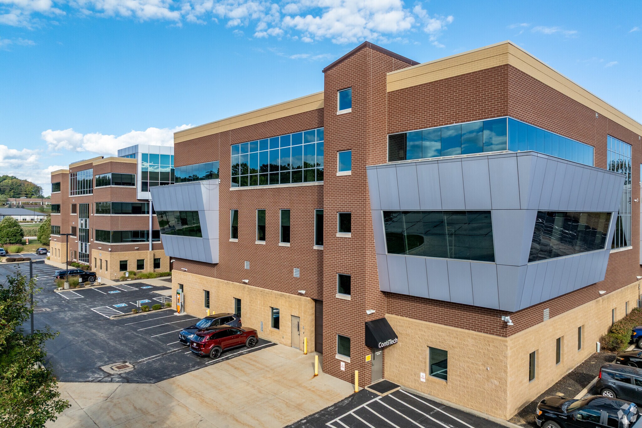 703 S Cleveland Massillon Rd, Fairlawn, OH à louer Photo principale– Image 1 sur 6