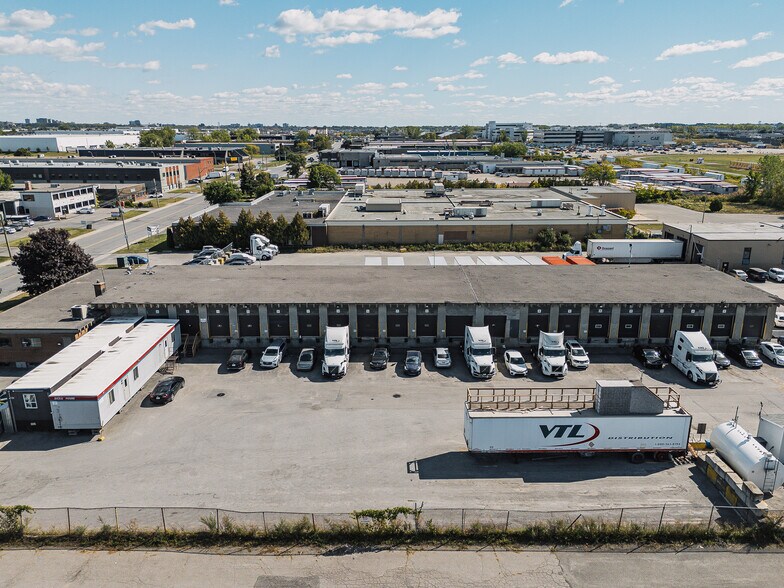 700 Montée de Liesse, Montréal, QC à vendre - Photo de l’immeuble – Image 2 sur 7