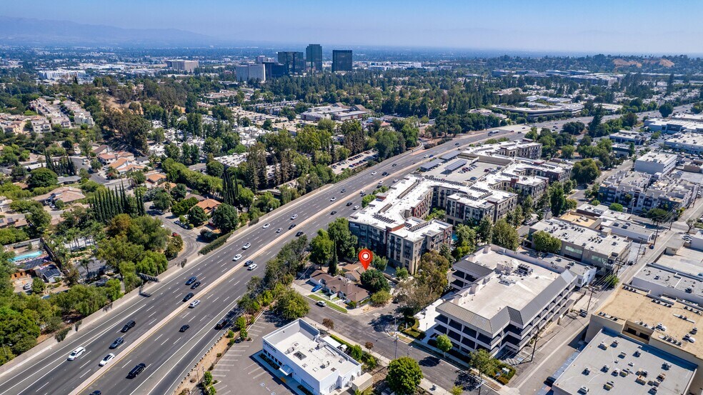 22151 Clarendon St, Woodland Hills, CA à vendre - Photo de l’immeuble – Image 2 sur 20