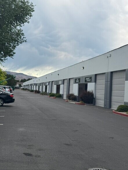 5635 Riggins Ct, Reno, NV à louer - Photo de l’immeuble – Image 3 sur 6