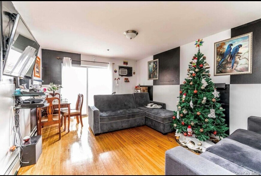 3543 97th St, Corona, NY à vendre - Photo intérieure – Image 3 sur 6