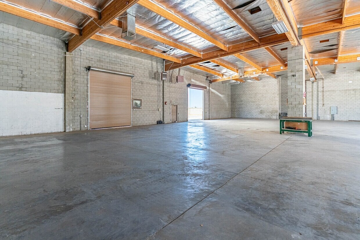 39360 3rd St E, Palmdale, CA 93550 - Lot 405 - - Photo intérieure - Image 2 of 8