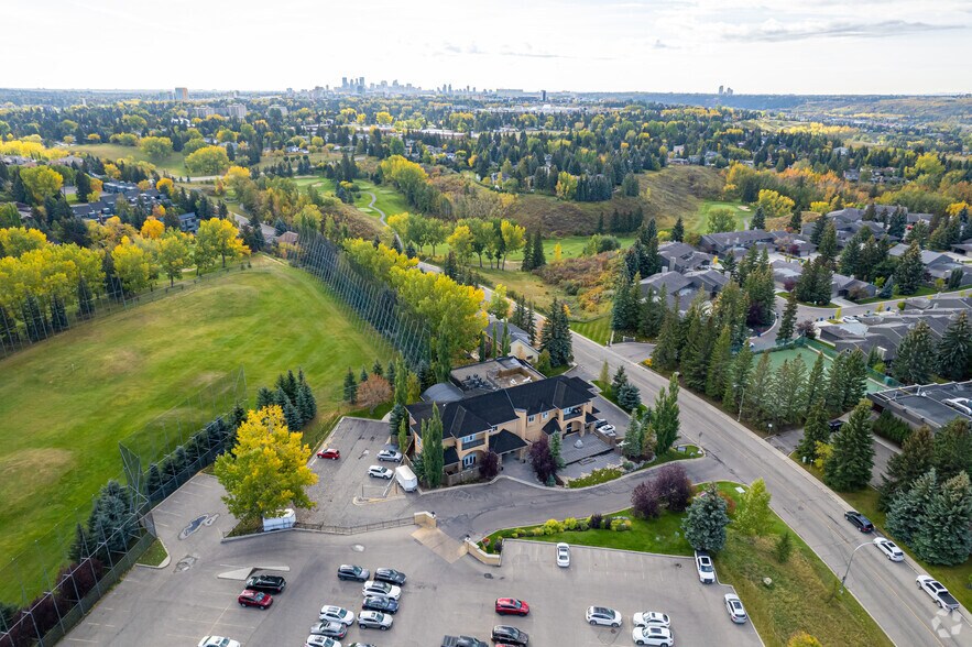 1700 Varsity Estates Dr NW, Calgary, AB à louer - Aérien – Image 2 sur 5