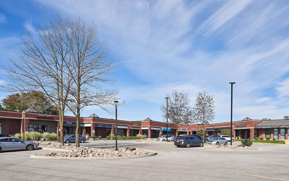 29-35 Cedar Pointe Dr, Barrie, ON à louer - Photo de l’immeuble – Image 2 sur 11
