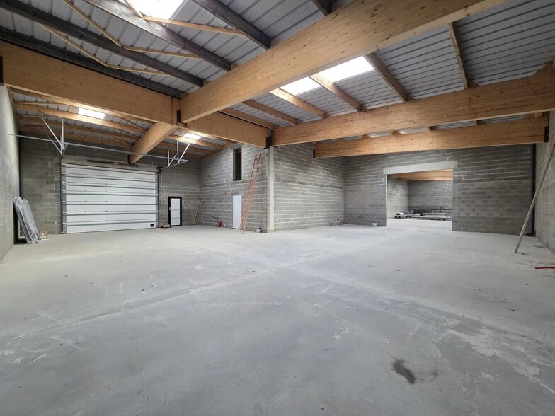 Industriel/Logistique dans Saint-Lambert-la-Potherie à louer - Photo de l’immeuble – Image 3 sur 4