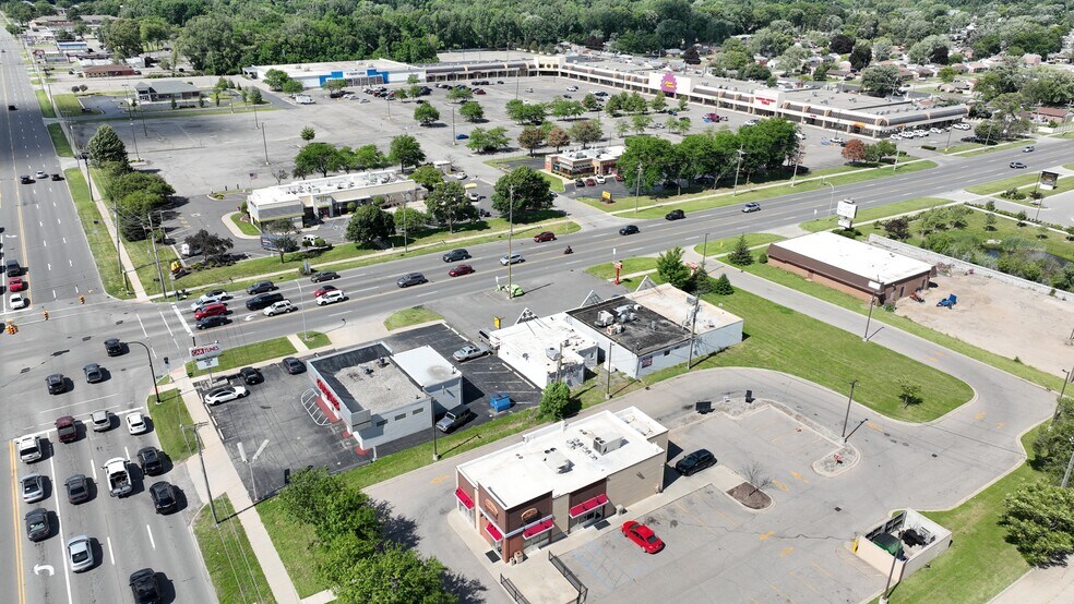 7040-7060 N Wayne Rd, Westland, MI à vendre - Photo de l’immeuble – Image 3 sur 29