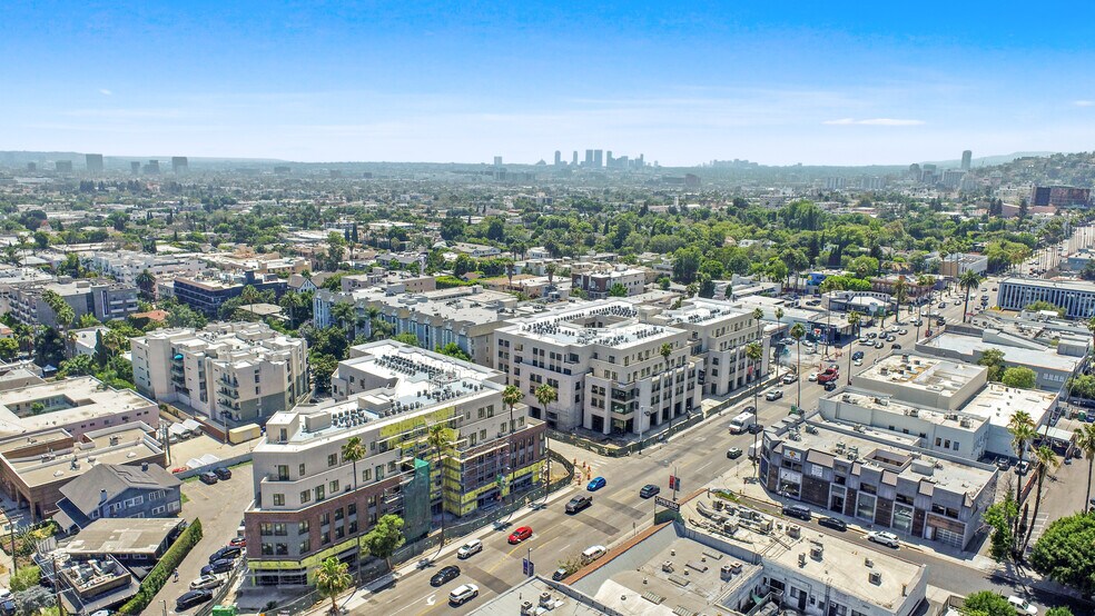 7566 W Sunset Blvd, Los Angeles, CA à louer - Photo de l’immeuble – Image 3 sur 10