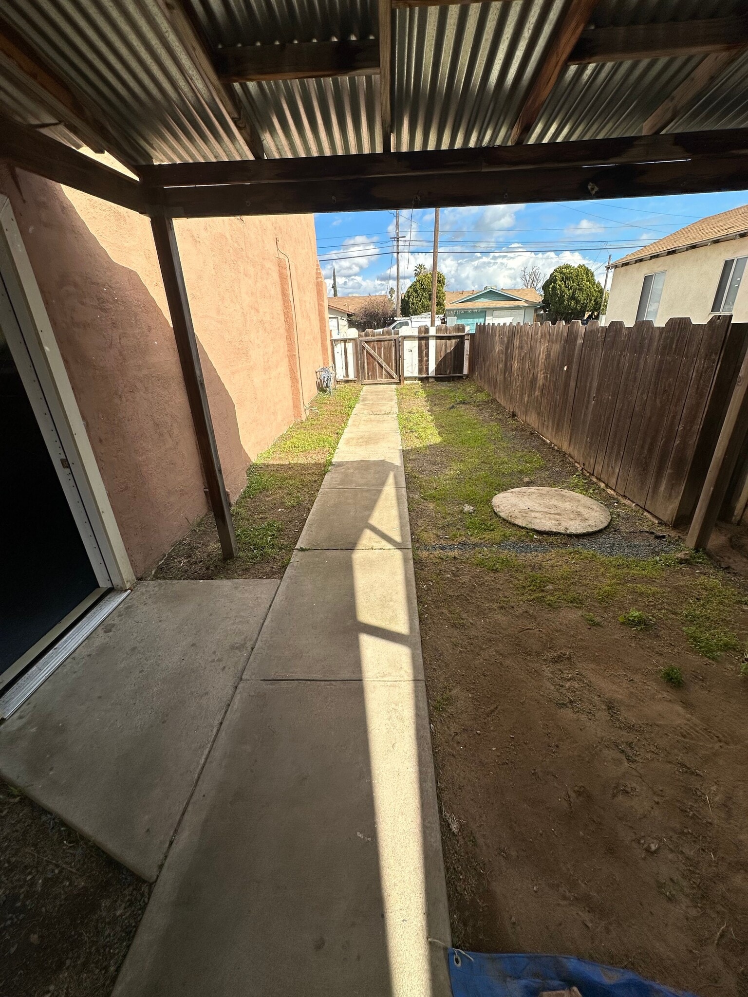 1001 Herndon Rd, Modesto, CA à louer Photo de l’immeuble– Image 1 sur 4