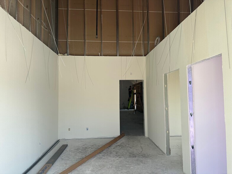 1163 W Pomona Rd, Corona, CA à louer - Photo de l’immeuble – Image 3 sur 5