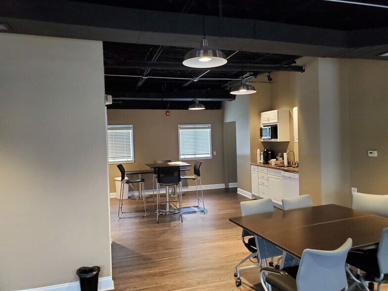 300 E Northwest Hwy, Arlington Heights, IL à louer - Photo de l’immeuble – Image 3 sur 7