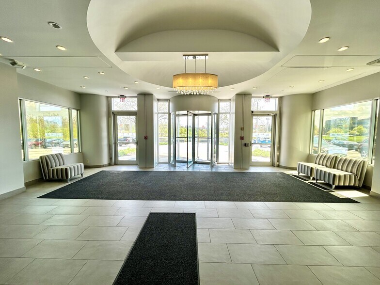 5915 Landerbrook Dr, Mayfield Heights, OH à louer - Photo de l’immeuble – Image 2 sur 9