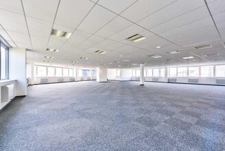 1 Avenue De Westphalie, Montigny-le-Bretonneux à louer Photo de l’immeuble– Image 1 sur 2