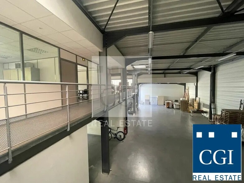 Local d’activités dans Veurey-Voroize à louer - Photo de l’immeuble – Image 3 sur 4