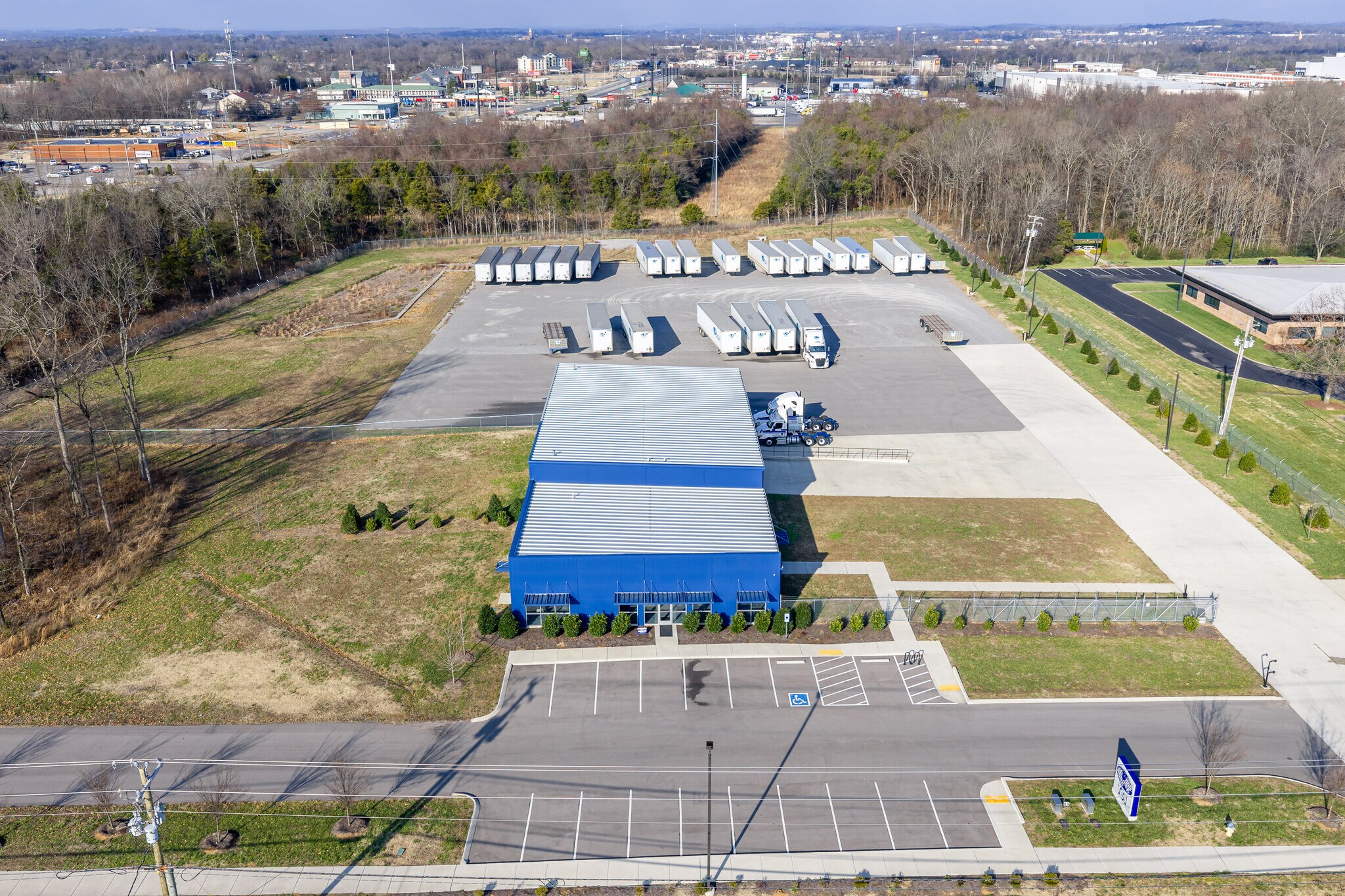 145 Maddox-Simpson Pkwy, Lebanon, TN à louer Photo principale– Image 1 sur 11