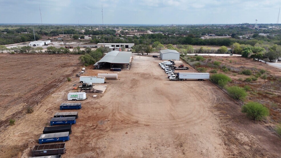 204 Pr Cardinal Ln, Jourdanton, TX à louer - Vidéo sur l’annonce professionnelle – Image 3 sur 23