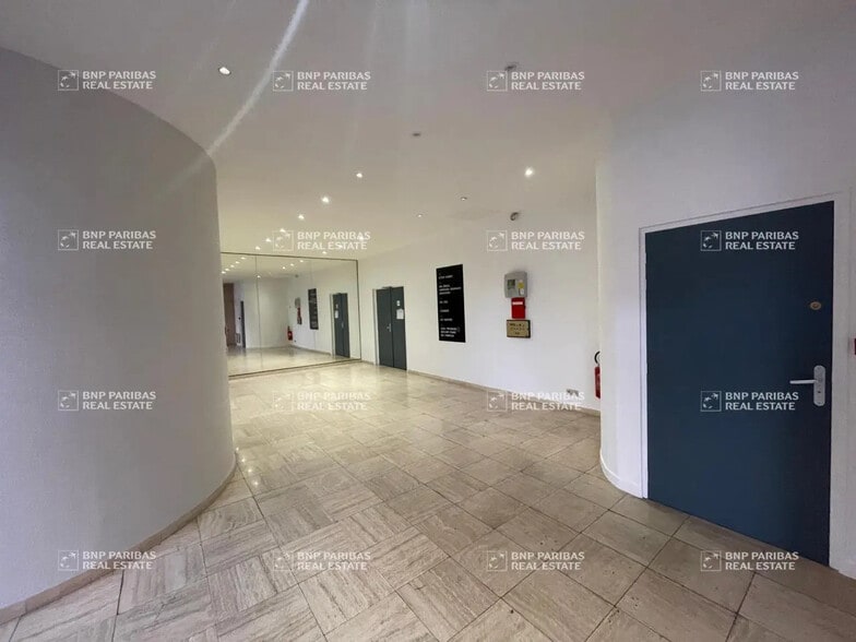 Bureau dans Orléans à vendre - Photo de l’immeuble – Image 3 sur 17