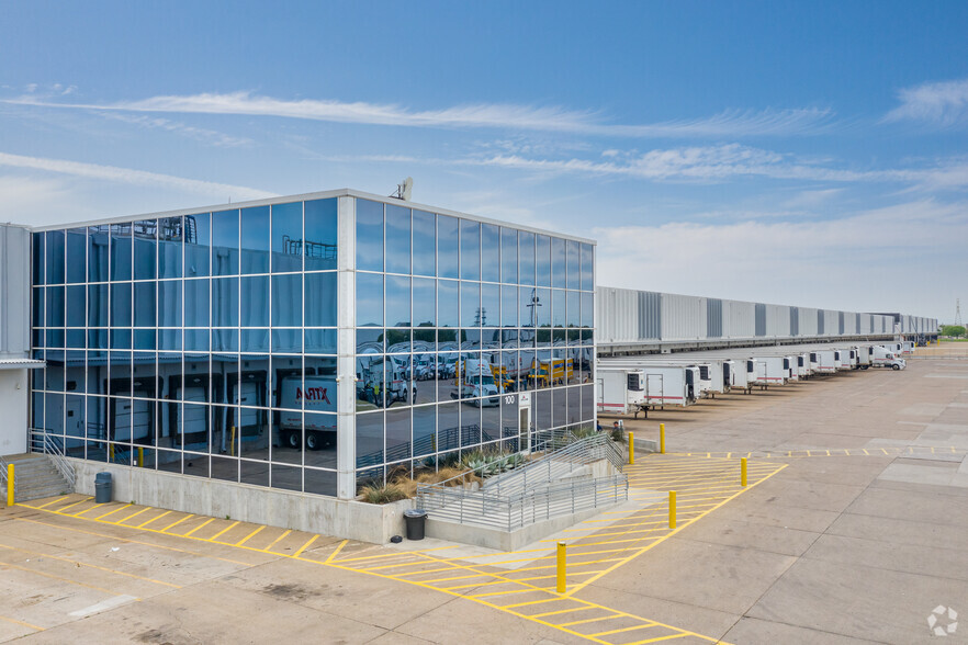 7550 Oak Grove Rd, Fort Worth, TX à louer - Photo principale – Image 1 sur 6