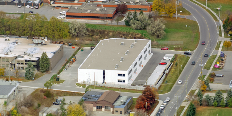2 Scanlon Crt, Aurora, ON à louer - Photo de l’immeuble – Image 2 sur 3