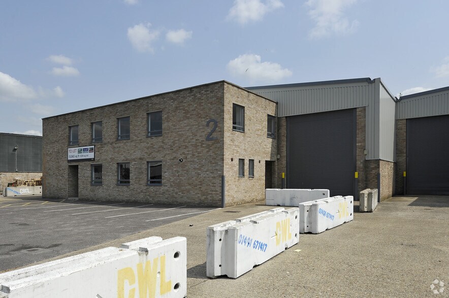 1 Fairway Dr, Greenford à louer - Photo principale – Image 1 sur 12