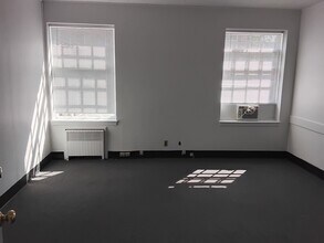 141 S Main St, Beacon Falls, CT à louer Photo intérieure– Image 1 sur 4