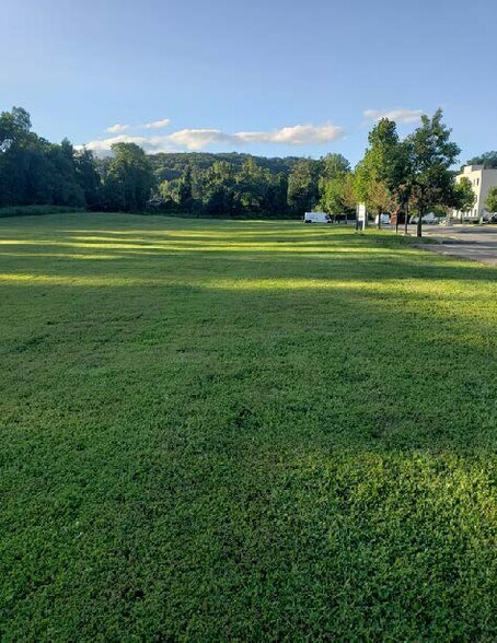 525-555 Landmark Dr, Congers, NY à vendre - Photo de l’immeuble – Image 3 sur 4