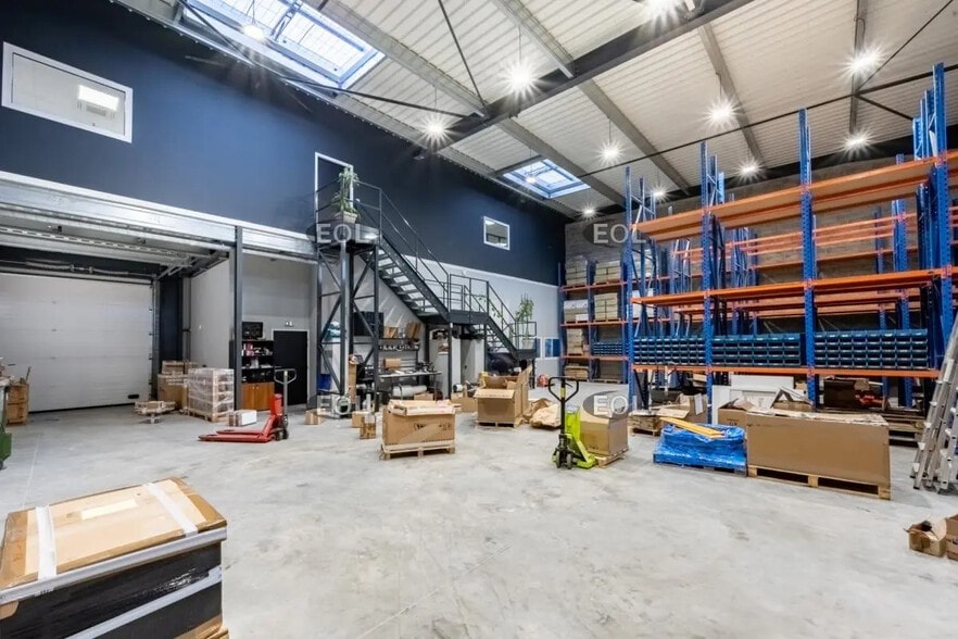 Local d'activités dans Plaisir à vendre - Photo intérieure – Image 1 sur 8