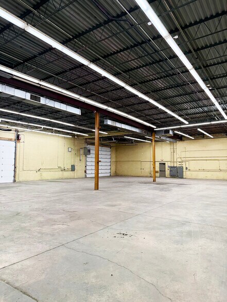 375 Renner Dr, Elgin, IL à louer - Photo de l’immeuble – Image 2 sur 7