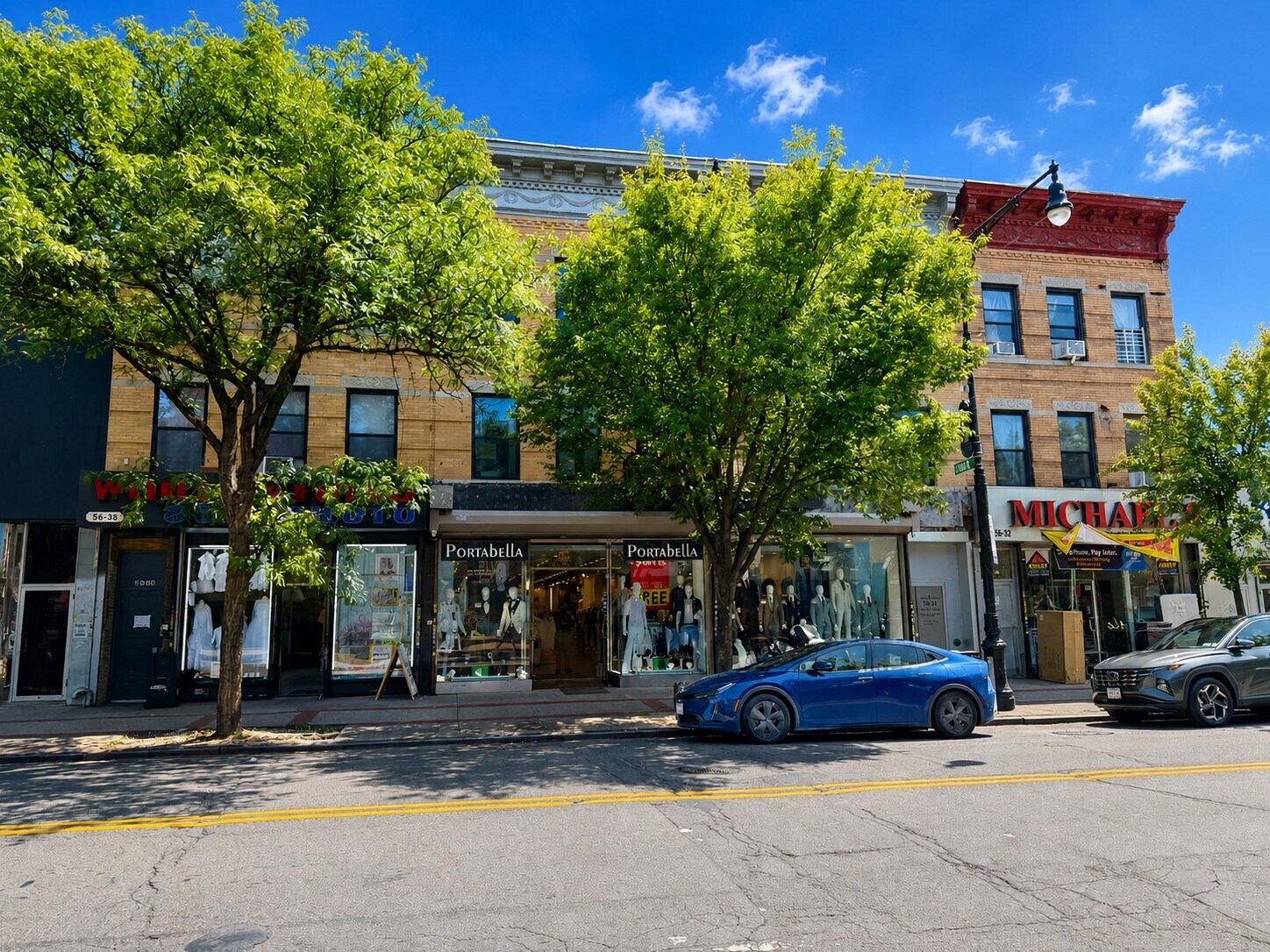 5634 Myrtle Ave, Flushing, NY à vendre Photo de l’immeuble– Image 1 sur 10