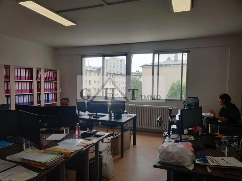 Bureau dans Maisons-Alfort à louer - Photo de l’immeuble – Image 2 sur 10