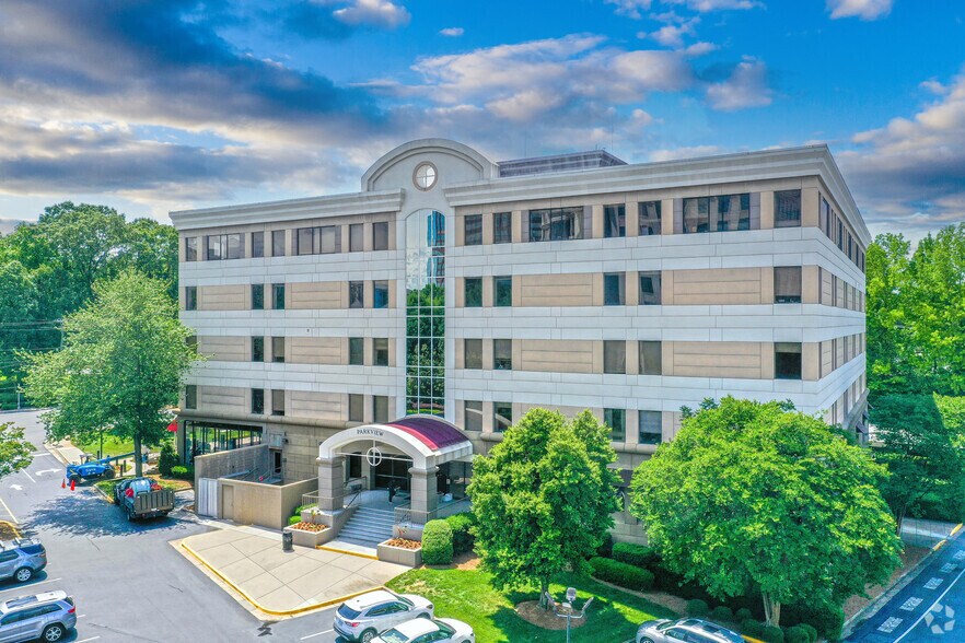 5821 Fairview Rd, Charlotte, NC à louer - Photo principale – Image 1 sur 7