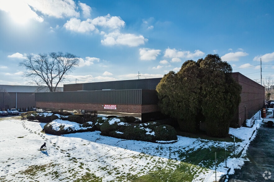 80 Gordon Dr, Syosset, NY à louer - Photo principale – Image 1 sur 4