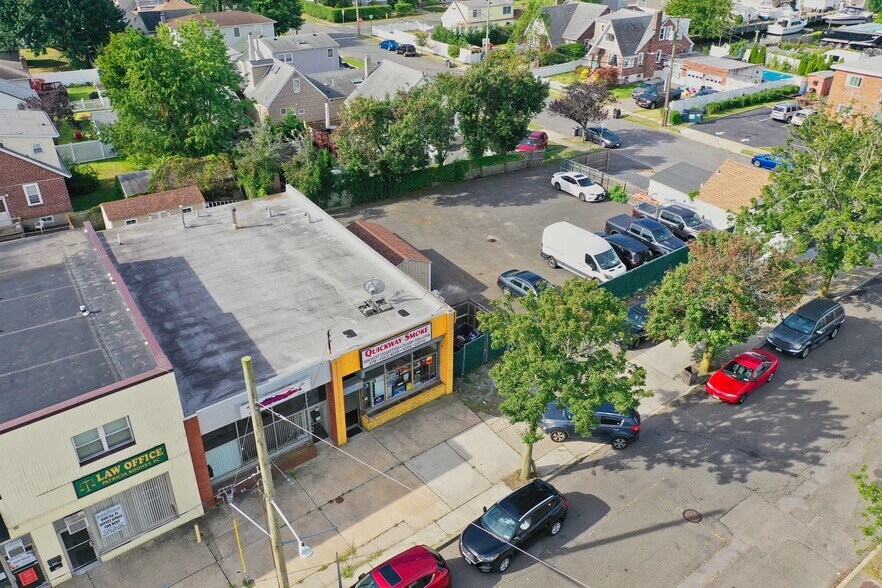 76 Montauk Hwy, Amity Harbor, NY à vendre - Photo de l’immeuble – Image 1 sur 15