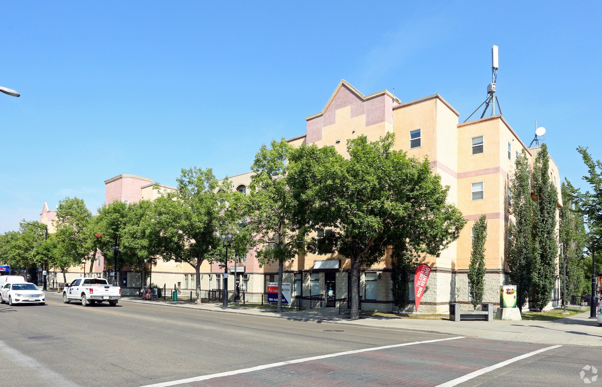 8920 118 Av NW, Edmonton, AB à louer Photo principale– Image 1 sur 17