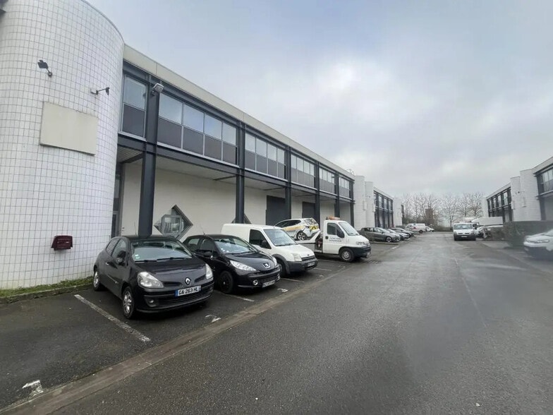Industriel/Logistique dans Élancourt à louer - Photo de l’immeuble – Image 1 sur 24
