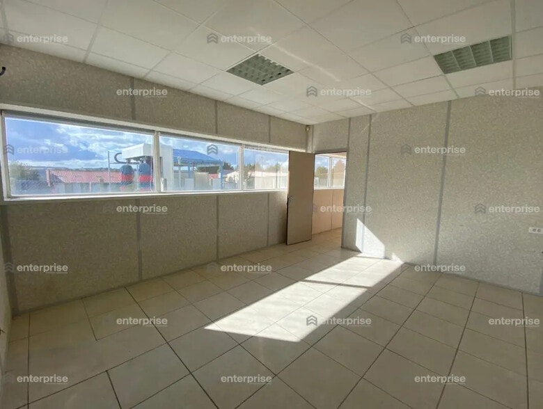 Local d'activités dans Troissereux à vendre - Photo de l’immeuble – Image 3 sur 9