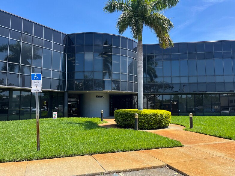 5005 W Laurel St, Tampa, FL à louer - Photo de l’immeuble – Image 3 sur 9