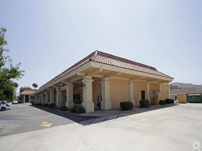 2321 Tapo St, Simi Valley, CA à louer - Photo principale – Image 2 sur 4