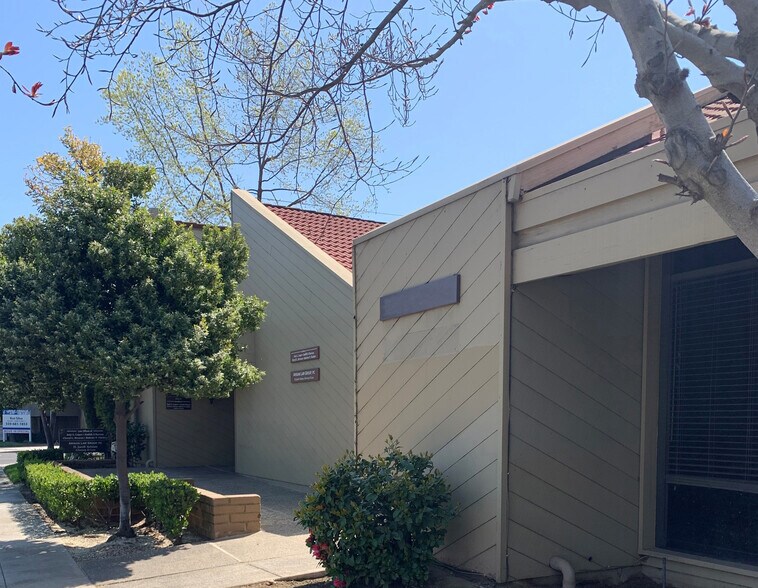 225 W Shaw Ave, Fresno, CA à louer - Photo de l’immeuble – Image 2 sur 21