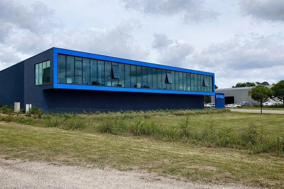 Local d’activités dans Mios à louer Photo de l’immeuble– Image 1 sur 6