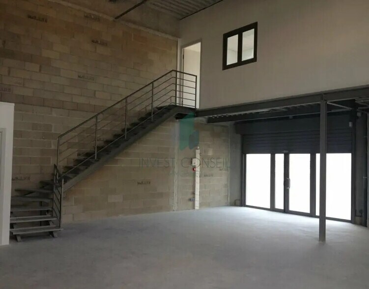 Local d’activités dans Villeneuve-la-Garenne à louer - Photo de l’immeuble – Image 1 sur 3