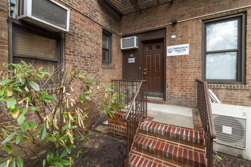 98120 Queens Blvd, Rego Park, NY à vendre - Photo de l’immeuble – Image 2 sur 56