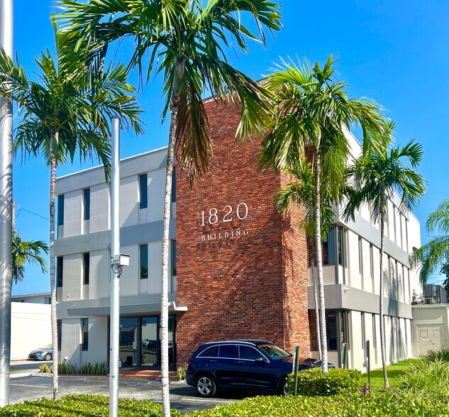 1820 NE 163rd St, North Miami Beach, FL à louer - Photo de l’immeuble – Image 1 sur 13